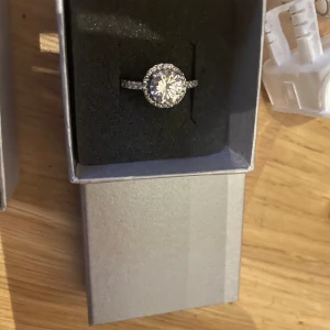 18k vitt med vita safirer - Utsökt vacker ringt 