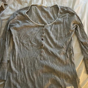 Odd Molly tröja, Grå 1st.  - Storlek M/L , passar mig som är 165 och har storlek M på tröjor. väldigt tunn och är i bra skick då den är använd få gånger. 