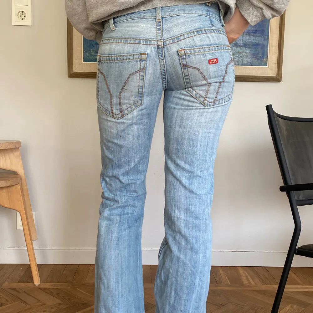 Jätte snygga low waist jeans. Köpta för 950. Tuvärr får jag inte användning för de! Jag är 170 ungefär. Jeans & Byxor.