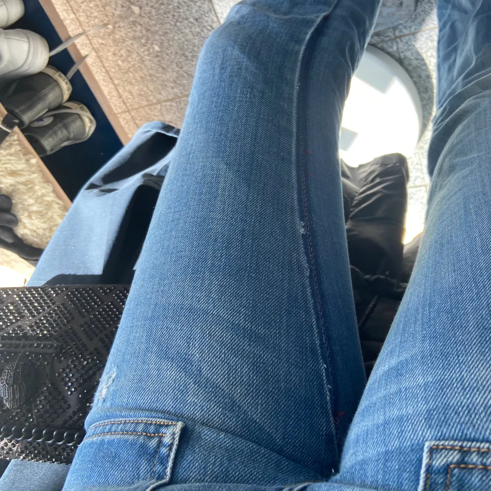 Superfina diesel jeans som tyvärr har blivit för korta för mig. Dem är i stl 32 och är i jättefint skick utöver att sömmarna på insida lår har gått upp men det är inget som syns🥰. Jeans & Byxor.