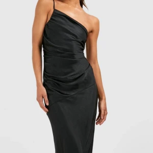 Balklänning svart - Svart balklänning🖤 Oanvänd, lapp kvar. Säljer då den ej går att skicka tillbaks pga att det gått för lång tid.