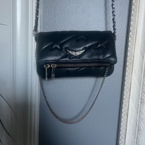 Zadig väska - säljer pga att den inte kommer till användning längre. Fint skick men lite rost på den korta kedjan men inget som stör🥰pris kan diskuteras 