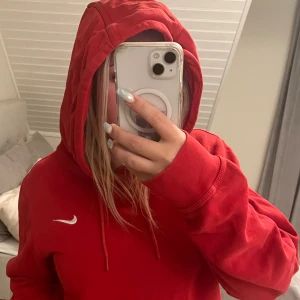 Nike hoodie - Bra skick, lite uttvättad men inget man tänker på se bild 3