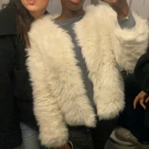 Säljer denna jätte fina fluff jackan från Mango  - Den är i bra sikt har andvänt den få gånger. Den är i Storlek M men den passar för även folk men storlek S har själv storlek S/XS i alla min kläder. Köpte den för 1999kr 