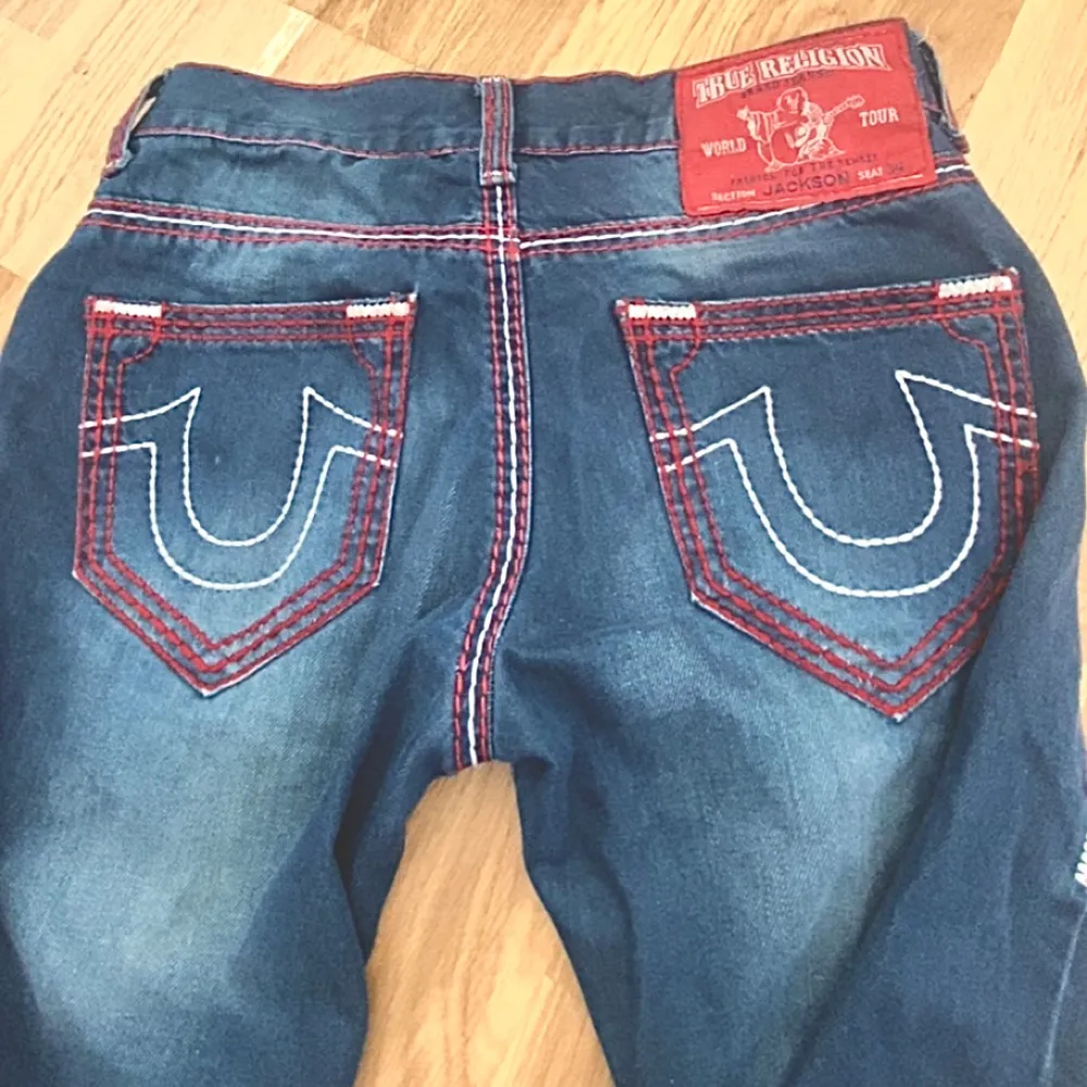 trueys, straight / baggy fit. röd sömn! bra kvalitet.. Jeans & Byxor.