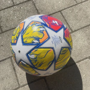 Fotboll - En inprincip helt ny Champions leuge boll, samma boll som dem andvänder 2024. Köpt för 470
