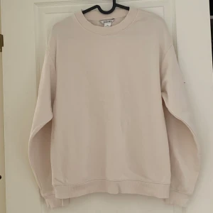 Tröja  - Sweatshirt från monki i storlek xs 