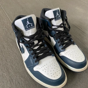 Air Jordan 1 - Säljer ett par Air Jordan 1 mid dark teal. Toppen skick. Nypris: 2500kr.