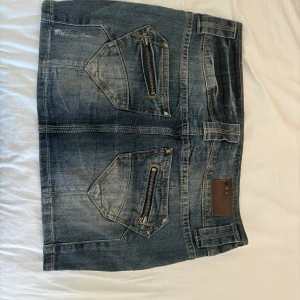 Lågmidjade jeanskjol  - Så snygg lågmidjad jeans kjol. Midjemått 39 cm! Super bra skick💞