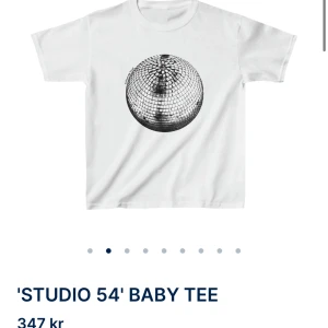 Baby tee - Fin baby tee från det populära märket in print we trust. T-shirten är endast använd en gång & i mycket bra skick, men behövs styrkas innan användning❤️Strl M, men skulle säga att den är mer som en S!