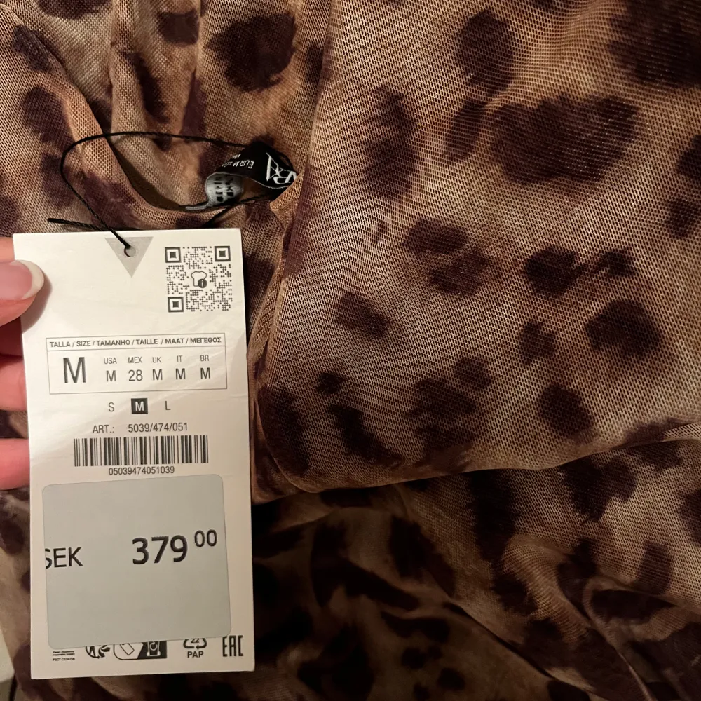 Helt slutsåld leopard klänning från zara i nyskick, prislapp finns kvar. Så fin!! . Klänningar.