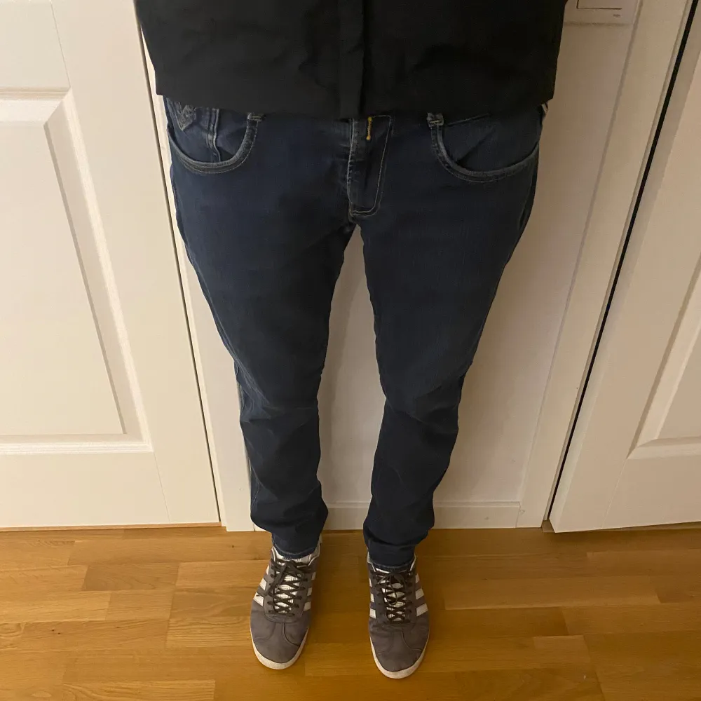 Ett par otroligt feta replay jeans i modellen ” anbass”. Bra skick. Storlek 34/32. Pris går att diskutera.. Jeans & Byxor.