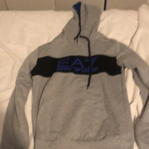 En gant hoodie och en Emporio Armani tröja - Du kan se beskrivningen i dom andra annonsen där du köper en av tröjorna