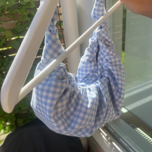 Väska  - Jättesöt rutig handväska som är mycket rymlig  Pris 50kr 💙