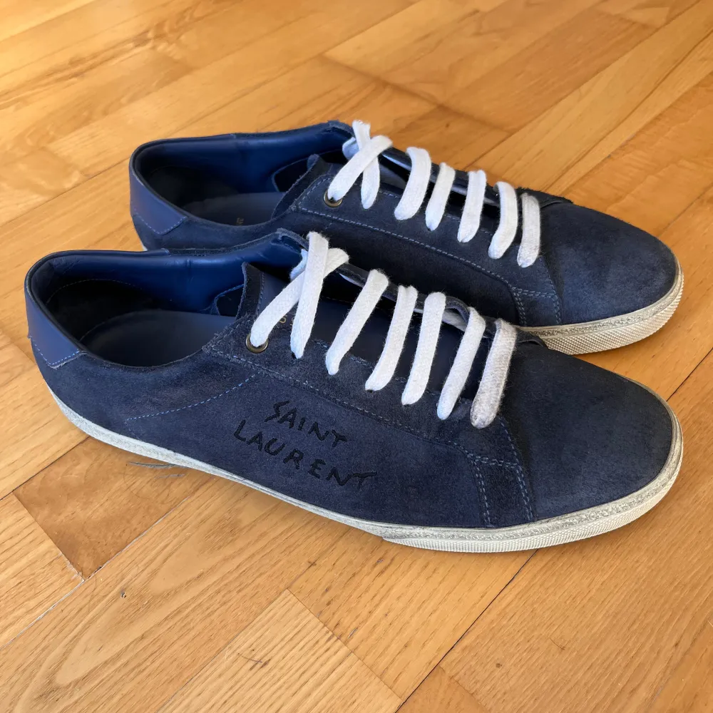 Säljer nu mina Saint Laurent skor! Skorna är en ovanlig blå färg som inte säljs längre. Skorna är i fint skick. Kan även tänka mig byten. Har man nån fråga eller vill ha fler bilder så är det bara att skriva ☺️. Skor.