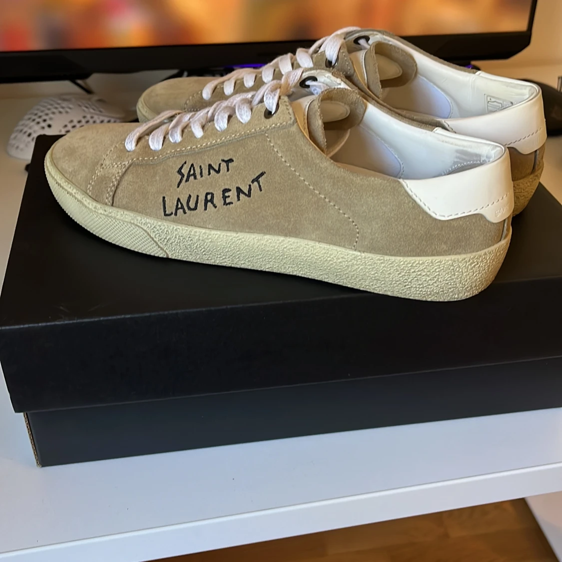 Ett par saint Laurent skor väldigt fina skick extra skosnören och även dunstbage - 90