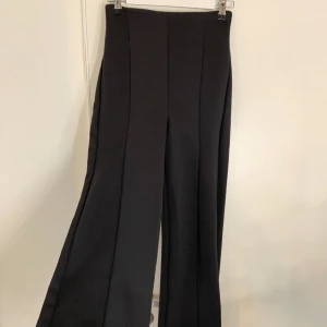 Svarta Kostymbyxor  - Säljer dessa otroligt fina byxor, mycket bra skick! Storlek Xs men materialet är jätte stretchigt så den passar mig som bär M till och med! Långa dessutom! Kolla gärna min profil för andra intressanta kläder eller accessoarer😊