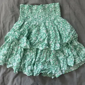 En super somrig kjol köpt förra sommaren💕 strl XS. Säljer för att jag inte använder den💕