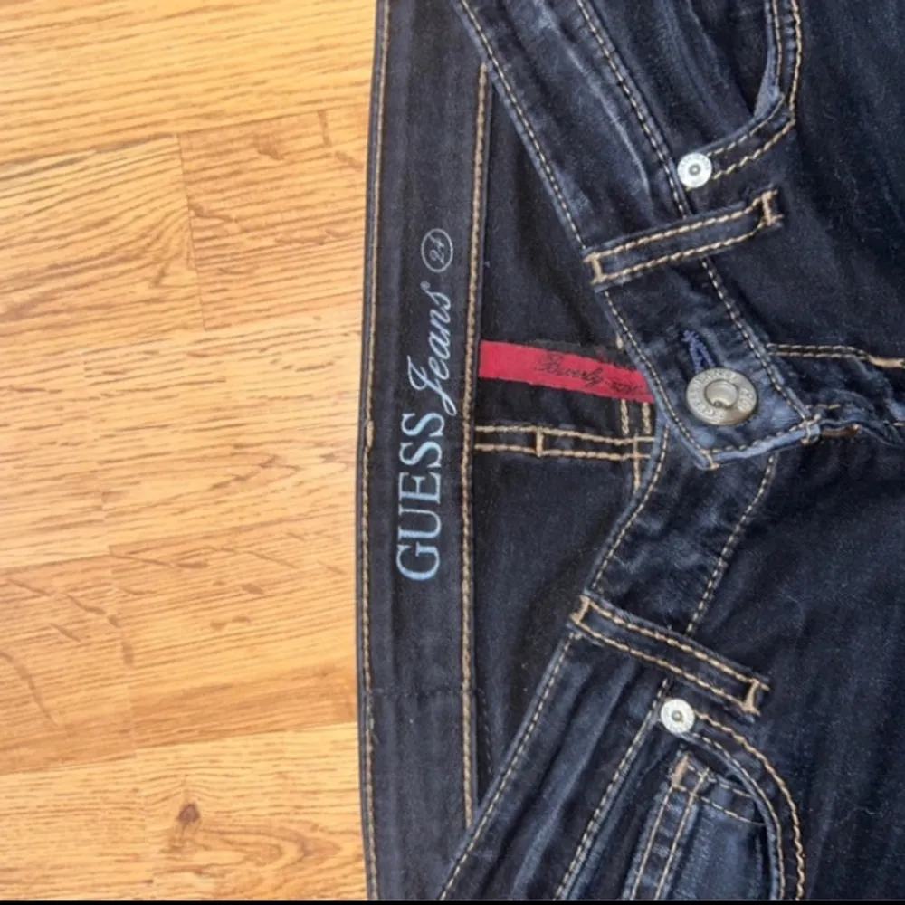 Säljer mina guess jeans då de har blivit för små, De har blivit sydda till utsvängda hos en skräddare. För mer info skriv privat💞. Jeans & Byxor.