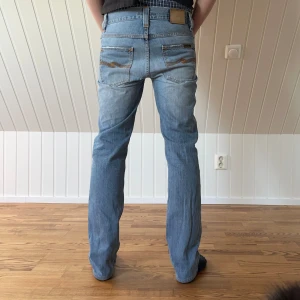 Nudie jeans  - Säljer mina nudie jeans i modellen grim Tim i storlek 30/34. Passar också 30/32 