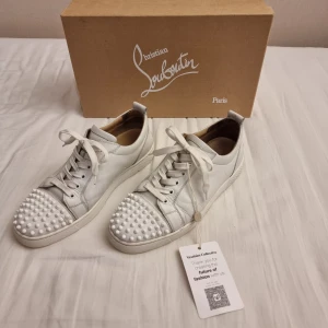 Louboutin  - Säljer nu tyvärr mina Sjukt feta louboutin junior spikes i vitt då de precis var för små. Dunderskick, allt på bilderna ingår. Perfekta till sommaren. Vid frågor eller fler bilder är det bara att skriva//Kba_Closet 