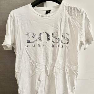 hugo boss t shirt i vit  XS Använd skick Bara varit i garderoben därför ser ut som den gör