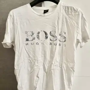 hugo boss t shirt i vit  XS Använd skick Bara varit i garderoben därför ser ut som den gör