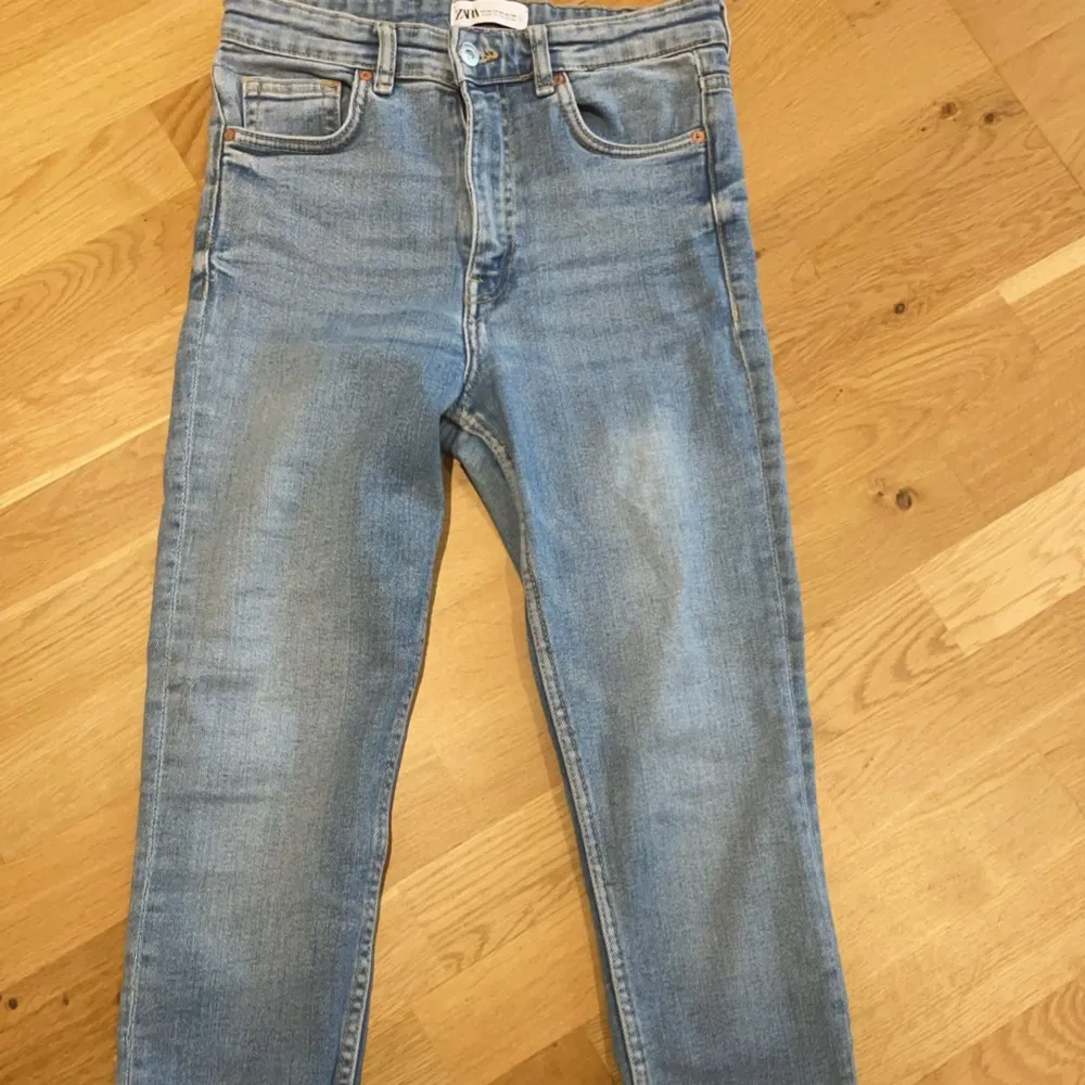 Säljer dessa söta jeansen från zara, slutsålda! Små i storleken, passar xs/s. Jeans & Byxor.