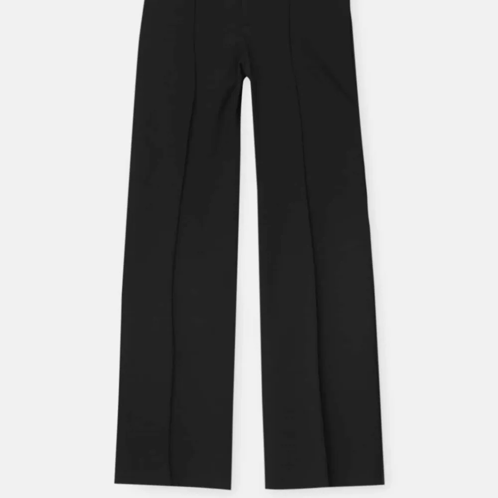 Jätte snygga svarta kostymbyxor, i jätte bra skick och sparsamt använda! Bilderna är lånade från riktiga hemsidan där jag köpte de ifrån, alltså exakt samma byxa! Sista bilden är min egen❤️. Jeans & Byxor.