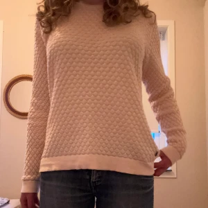 Rosa stickad tröja  - Jättegullig ljusrosa tröja som tyvärr aldrig kommer till användning. Jättebra skick och väldigt bekväm. 
