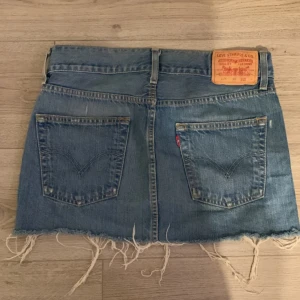 Jeanskjol från Levis - Kort jeanskjol från Levis i storlek S, köpt på Plick men passade inte😊