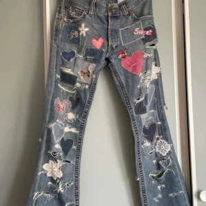 Jeans  - Jättecoola jeans från Emilio🌟 Köpta second hand men aldrig använt de själv!  Häftiga textillappar🙌🏼 Saknar storlek men skulle säga M/L  Hör av dig vid frågor/fler bilder!
