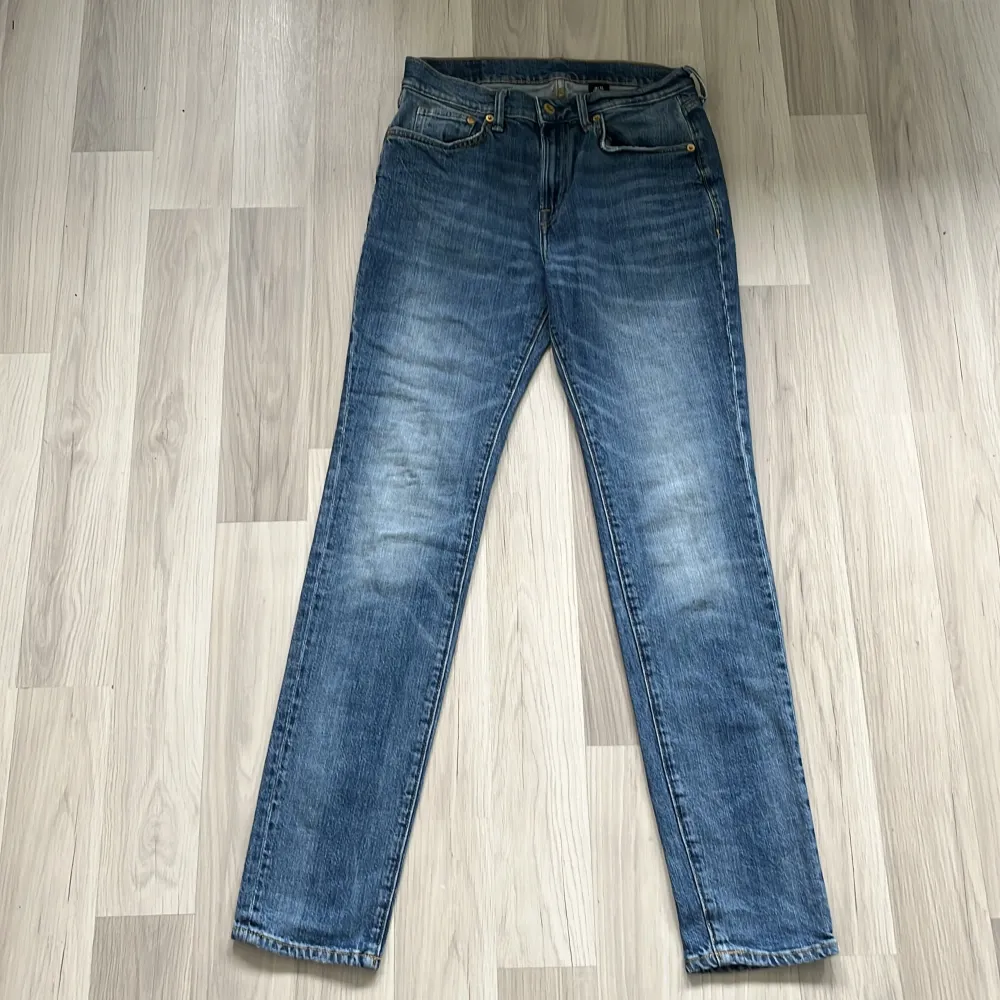 Hej! Säljer ett par riktigt snygga jeans från HM! Använda fåtal gånger och har inga defekter 🤝fint material, 28/32 true to size, modell: skinny&denim, färg: blå-marinblå,slim✅snygga till sommaren! Skriv vid minsta intresse! Mvh Dompa . Jeans & Byxor.