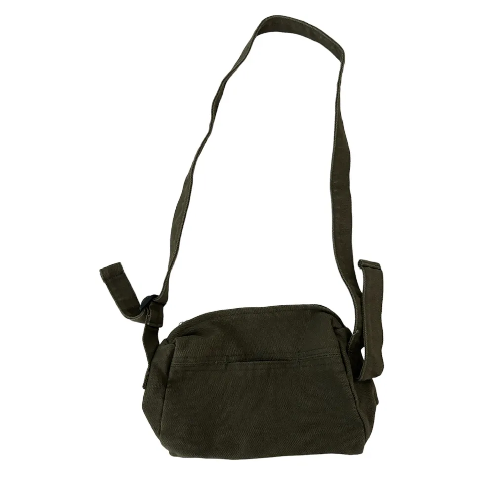 Söt grön väska med reglerbart axelband lite ljusare irl, från shein, aldrig använd hann ej lämna tillbaks. Väskor.