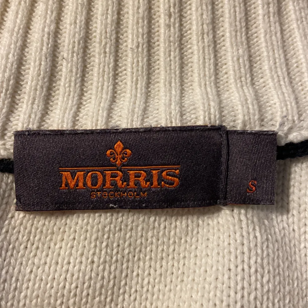 Säljer denna feta Morris halvzippen | Storlek: S | Skicket på tröjan är mycket bra utan några defekter | Mitt pris: 399kr - Nypris: 1899kr | Hör av dig vid minsta lilla fråga!! | . Tröjor & Koftor.