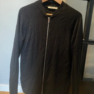 Cardigan  - Jättesnygg och skön stickad cardigan som är perfekt till sommaren. Storlek M men passar för L eftersom den är lite stor.  Skriv om ni har några frågor eller funderingar!