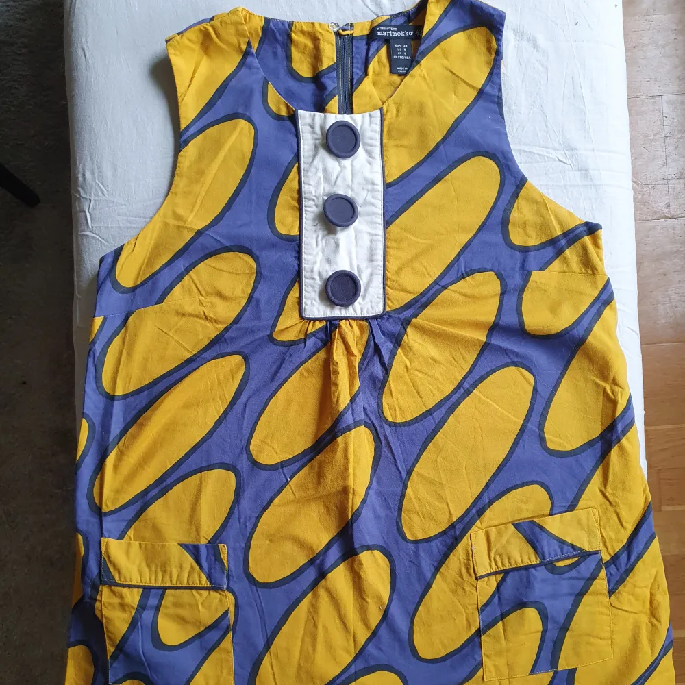 Ett linne från H&M's kollektion med Marimekko. Storlek 38.. Toppar.