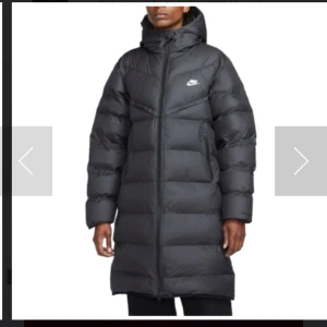 Nike jacka  - En Nike jacka som funkar för både men o kvinnor, den har två olika sidor man kan ta på sig, den är vit på den ena sida och svart på den andra sidan. 