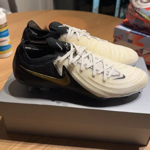 https://www.unisportstore.se/fotbollsskor/nike-phantom-gx-ii-elite-fg-vitsvartguld/338702/?search_query=Phantom - Nike phantom fotbollsskor storlek 43 Helt nya aldrig använda köpa för 3150