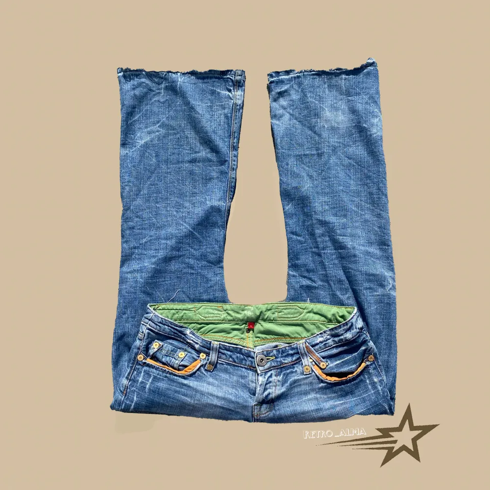 Ett par skit snygga super low jeans i helt okej skick, har slitningar ner till och generellt använda men har inga defekter!💗 Skriv vid frågor och kicka gärna in mina andra plagg!🫶 Midja ca 44x2 och innerben 75 cm💗. Jeans & Byxor.
