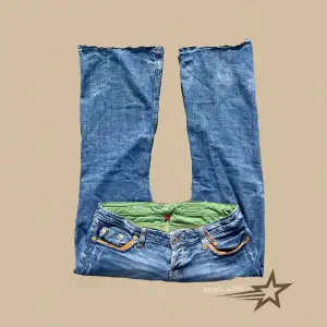 Ett par skit snygga super low jeans i helt okej skick, har slitningar ner till och generellt använda men har inga defekter!💗 Skriv vid frågor och kicka gärna in mina andra plagg!🫶 Midja ca 44!