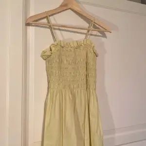 vintage gul klänning köpt på h&m. endast testad! <3