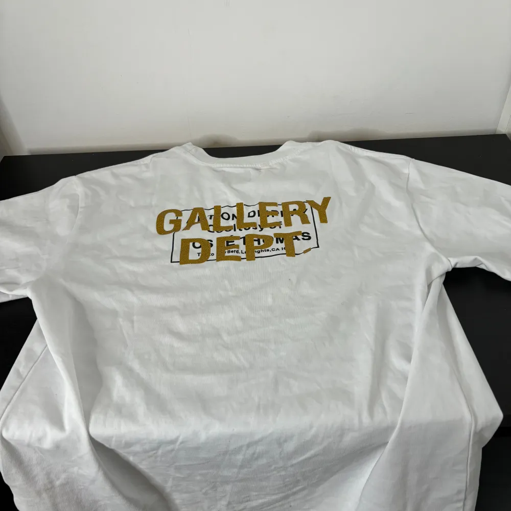 vit gallery dept t-shirt med tryck pris kan diskuteras . T-shirts.