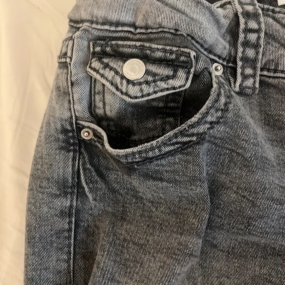 Skitsnygga lågmidjade bootcut jeans använda 3-4 gånger. Säljs för att jag har för många jeans. Är från Gina Young i storlek 164, skulle säga storlek 34/36. Jeans & Byxor.