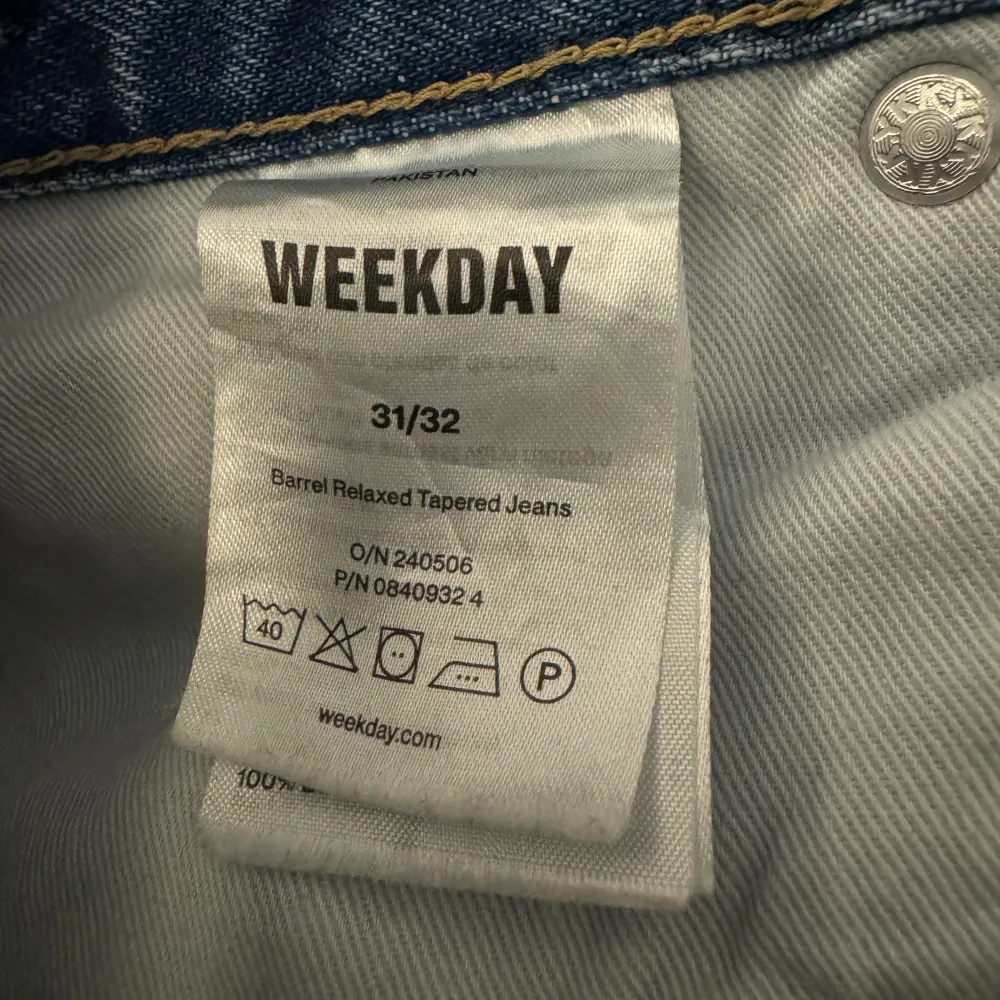 Säljer dessa mörkblå jeansen från weekday. Använd fåtal gånger, super fina övrigt. . Jeans & Byxor.
