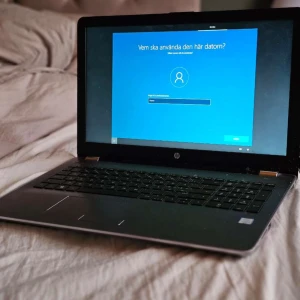 HP-DATOR - Tjena säljer denna bärbar jobb/skol datorn funkar för jobb,skola,musik,mindre spel som t.ex roblox, sims m.m  Skriv för mer info.  Inga skader men cd-läsarn tappat "skyddet"  