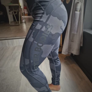 Better Bodies high waist M  - Better Bodies i bättre begagnat skick, S kurva på bensömmar för att framhäva lår och rumpa! 