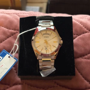 Helt ny dam silver klocka - Helt ny silver dam klocka med prislapp. Oanvänd. Den visar tid, dag och datum. Man kan justera storleken men de lite komplicerat att göra, bäst då att gå till någon smycken affär som kan hjälpa(de gratis). fin förpackning för present. Pris diskuteras