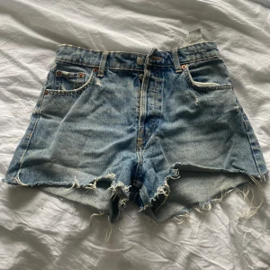 Jeansshorts  - Säljer nu dessa fina jeansshorts från zara då de inte längre kommer till användning 