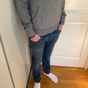 Tiger of Sweden jeans - Tja säljer dessa blåa Tiger of Sweden jeans för 300kr.  Dem är storlek 30/32. Inga defekter. Nypris 1600kr. Skriv om du har en fråga eller vill köpa.